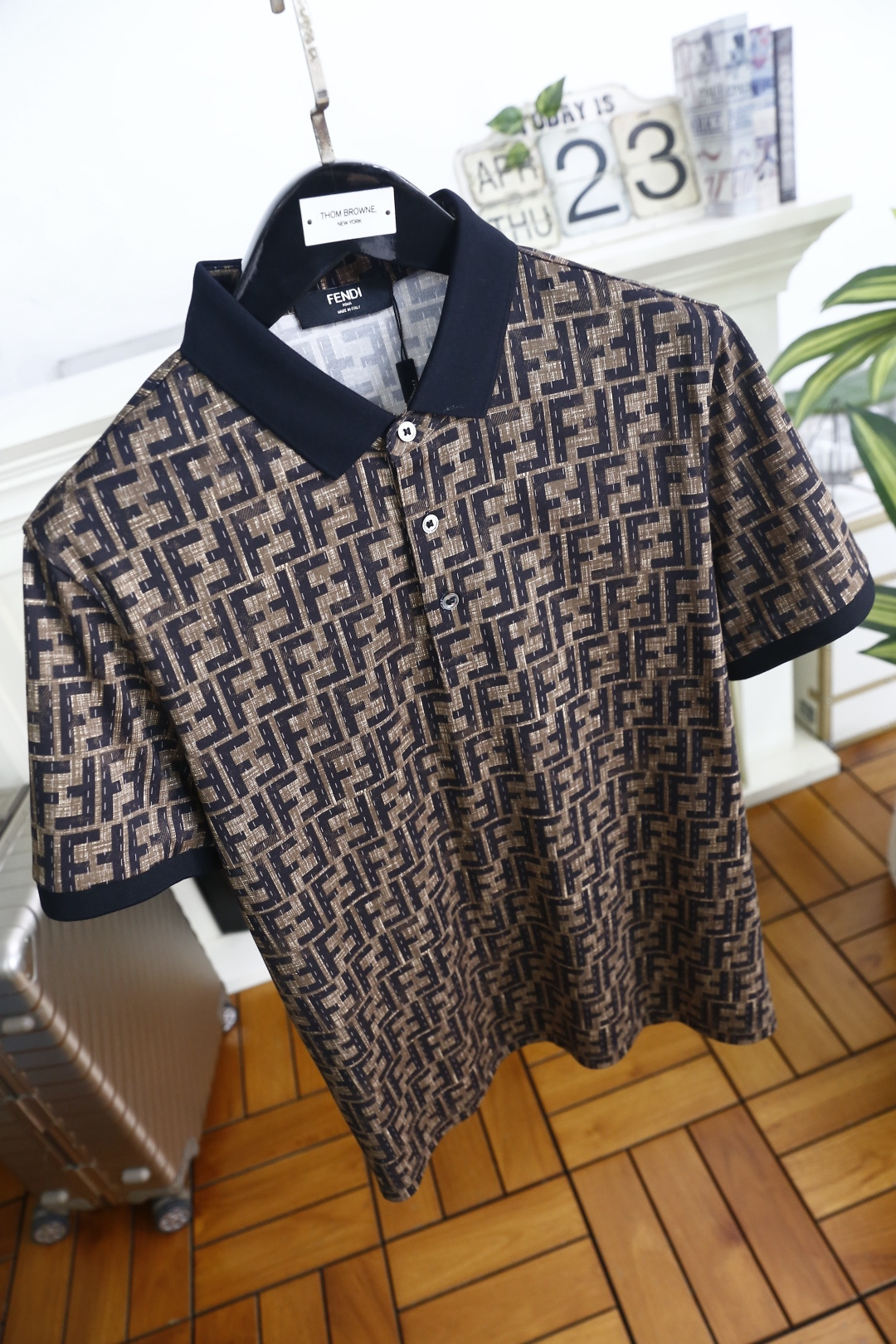 🔥芬迪.26夏季新品！时尚男士百搭Polo衫采用经典翻领设计，搭配同色系门襟纽扣，利落又兼具商务休闲感。