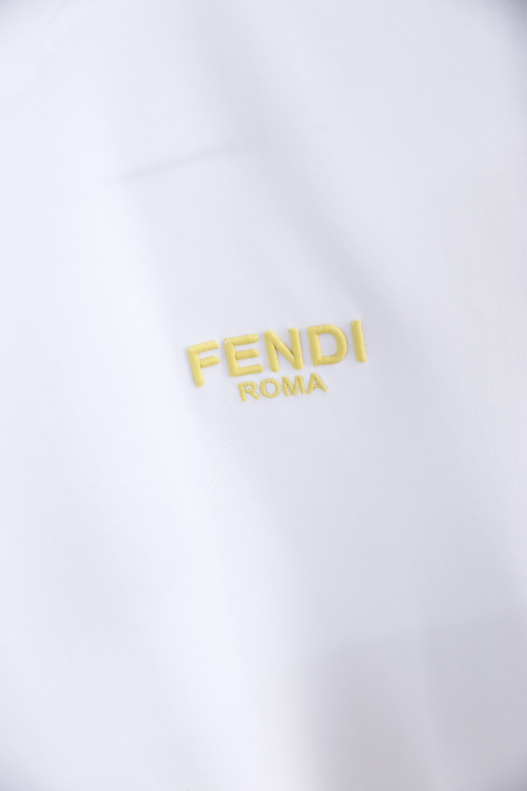 🔥芬迪.26夏季新品！时尚男士百搭短袖T恤采用经典圆领设计，领口边缘饰有品牌标志性织带细节，低调暗藏巧思