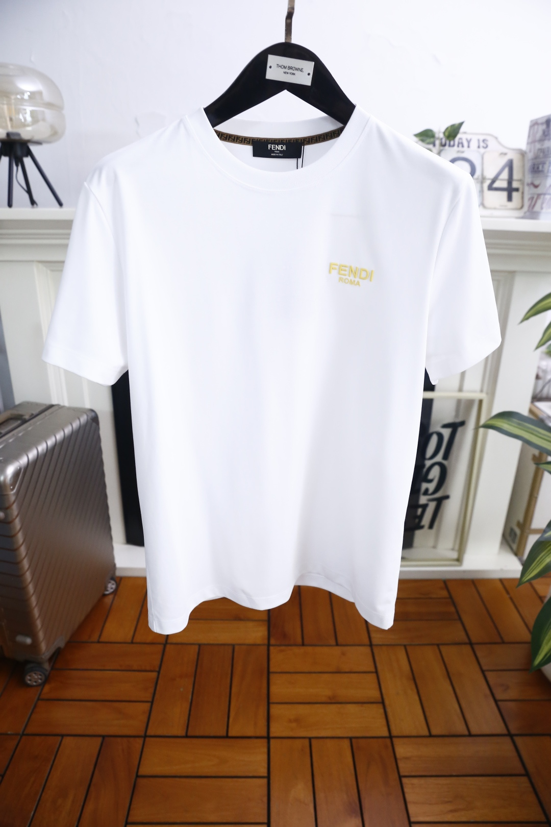 🔥芬迪.26夏季新品！时尚男士百搭短袖T恤采用经典圆领设计，领口边缘饰有品牌标志性织带细节，低调暗藏巧思