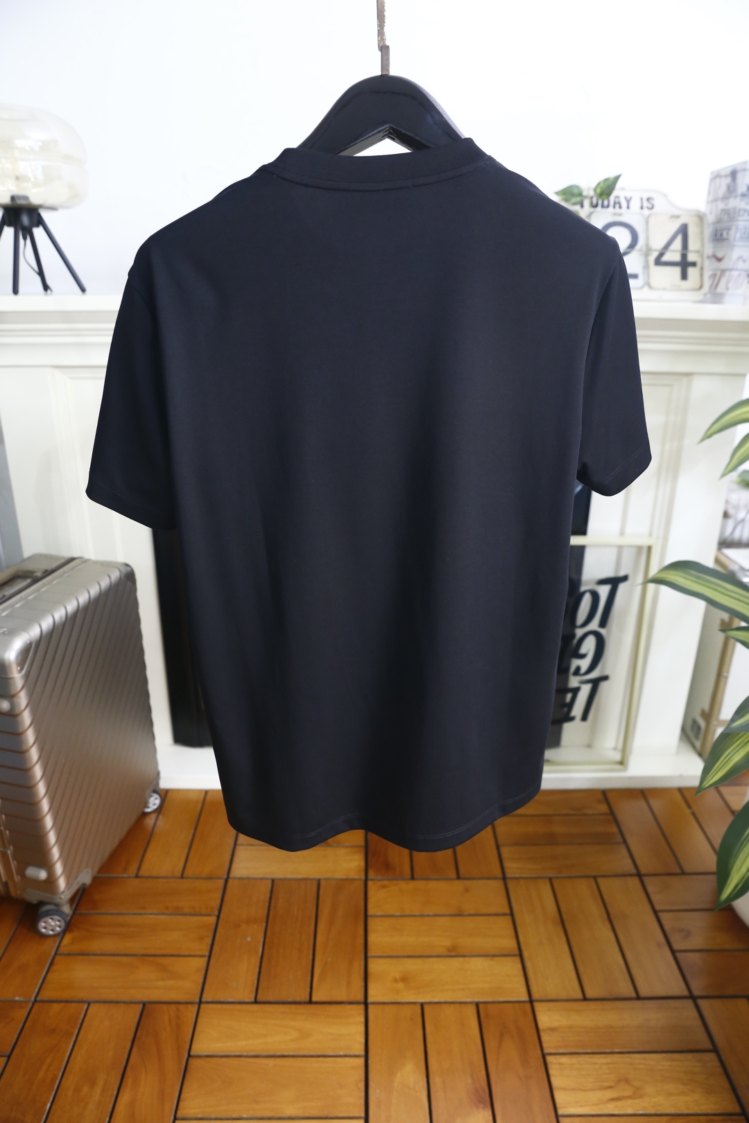 🔥芬迪.26夏季新品！时尚男士百搭短袖T恤采用经典圆领设计，领口边缘饰有品牌标志性织带细节，低调暗藏巧思