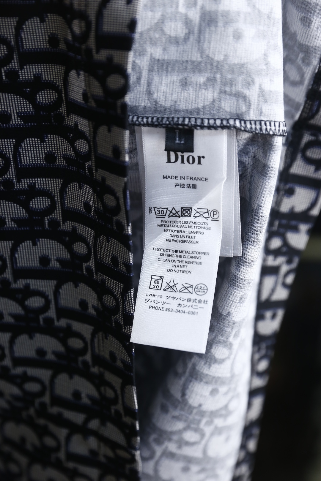 🔥迪奥.26夏季新品！时尚男士百搭Polo衫采用经典翻领设计，搭配同色系门襟纽扣，利落又兼具商务休闲感。