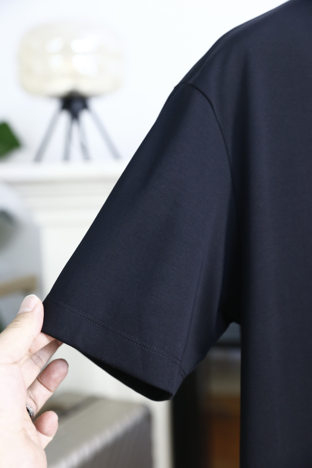 🔥迪奥.26夏季新品🔥时尚男士百搭简约大气的基础款短袖T恤，版型宽松不紧绷，上身利落不拖沓。圆领设计贴合