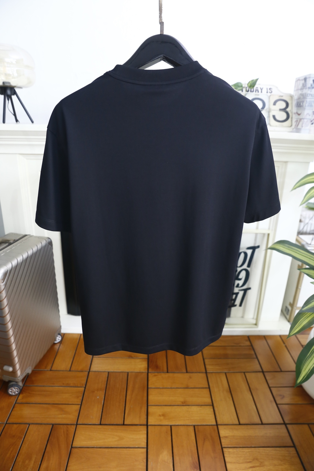 🔥迪奥.26夏季新品🔥时尚男士百搭简约大气的基础款短袖T恤，版型宽松不紧绷，上身利落不拖沓。圆领设计贴合