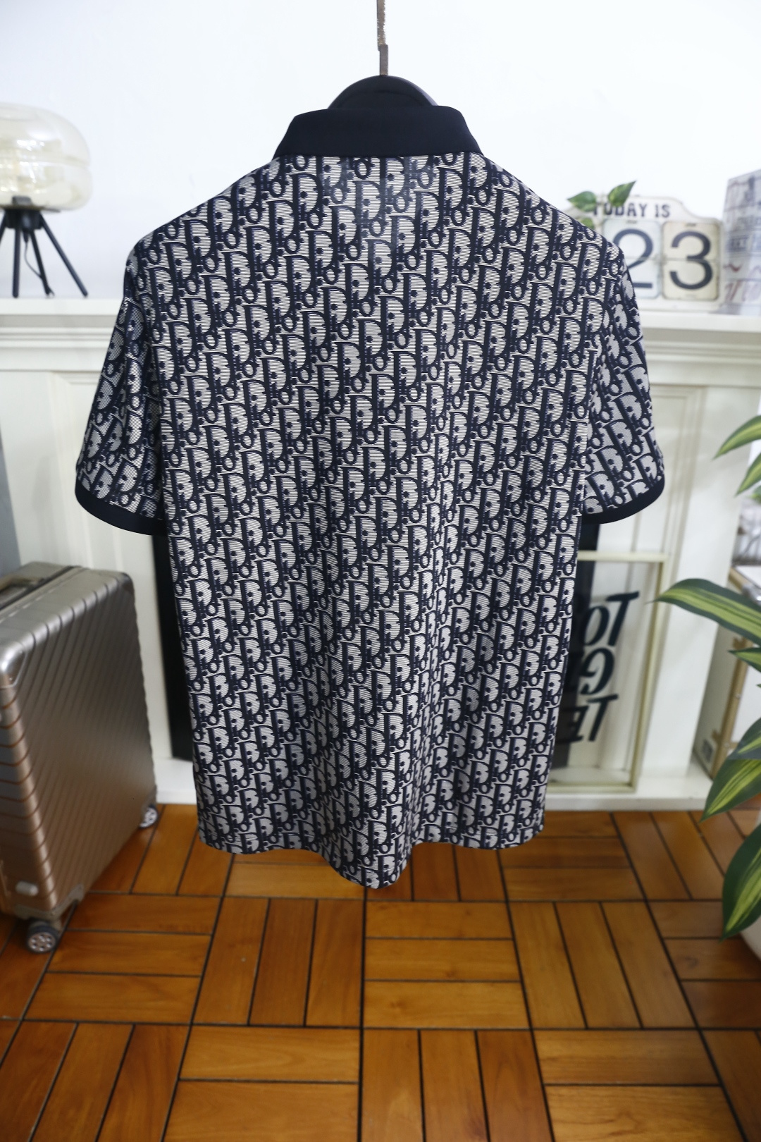 🔥迪奥.26夏季新品！时尚男士百搭Polo衫采用经典翻领设计，搭配同色系门襟纽扣，利落又兼具商务休闲感。