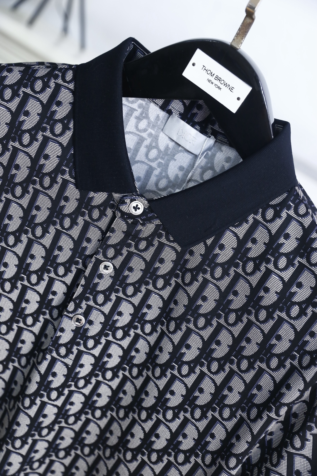 🔥迪奥.26夏季新品！时尚男士百搭Polo衫采用经典翻领设计，搭配同色系门襟纽扣，利落又兼具商务休闲感。