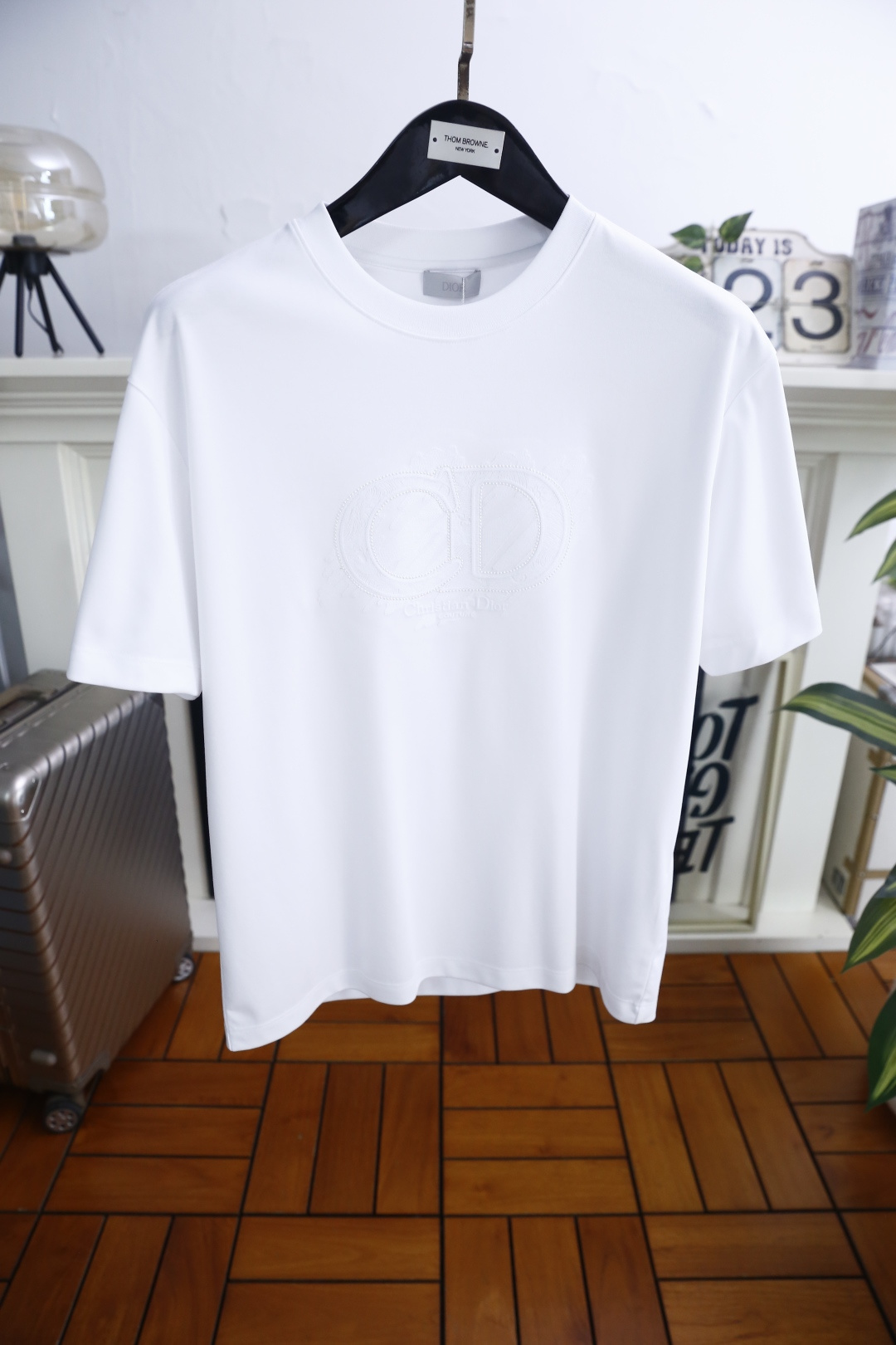 🔥迪奥.26夏季新品🔥时尚男士百搭简约大气的基础款短袖T恤，版型宽松不紧绷，上身利落不拖沓。圆领设计贴合