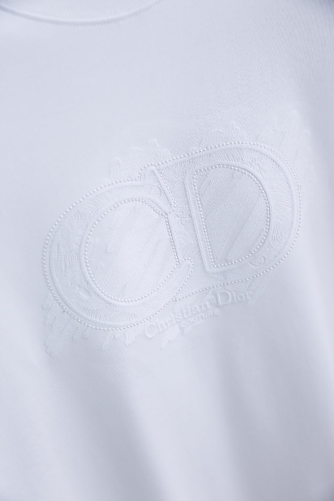 🔥迪奥.26夏季新品🔥时尚男士百搭简约大气的基础款短袖T恤，版型宽松不紧绷，上身利落不拖沓。圆领设计贴合