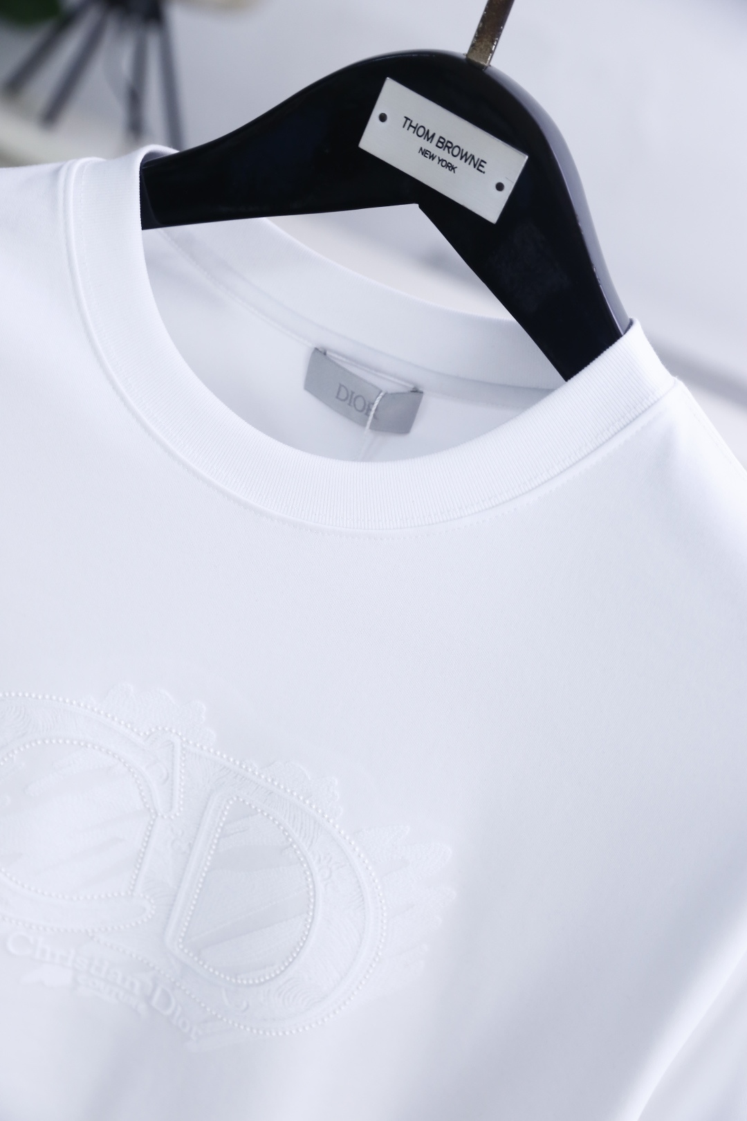 🔥迪奥.26夏季新品🔥时尚男士百搭简约大气的基础款短袖T恤，版型宽松不紧绷，上身利落不拖沓。圆领设计贴合