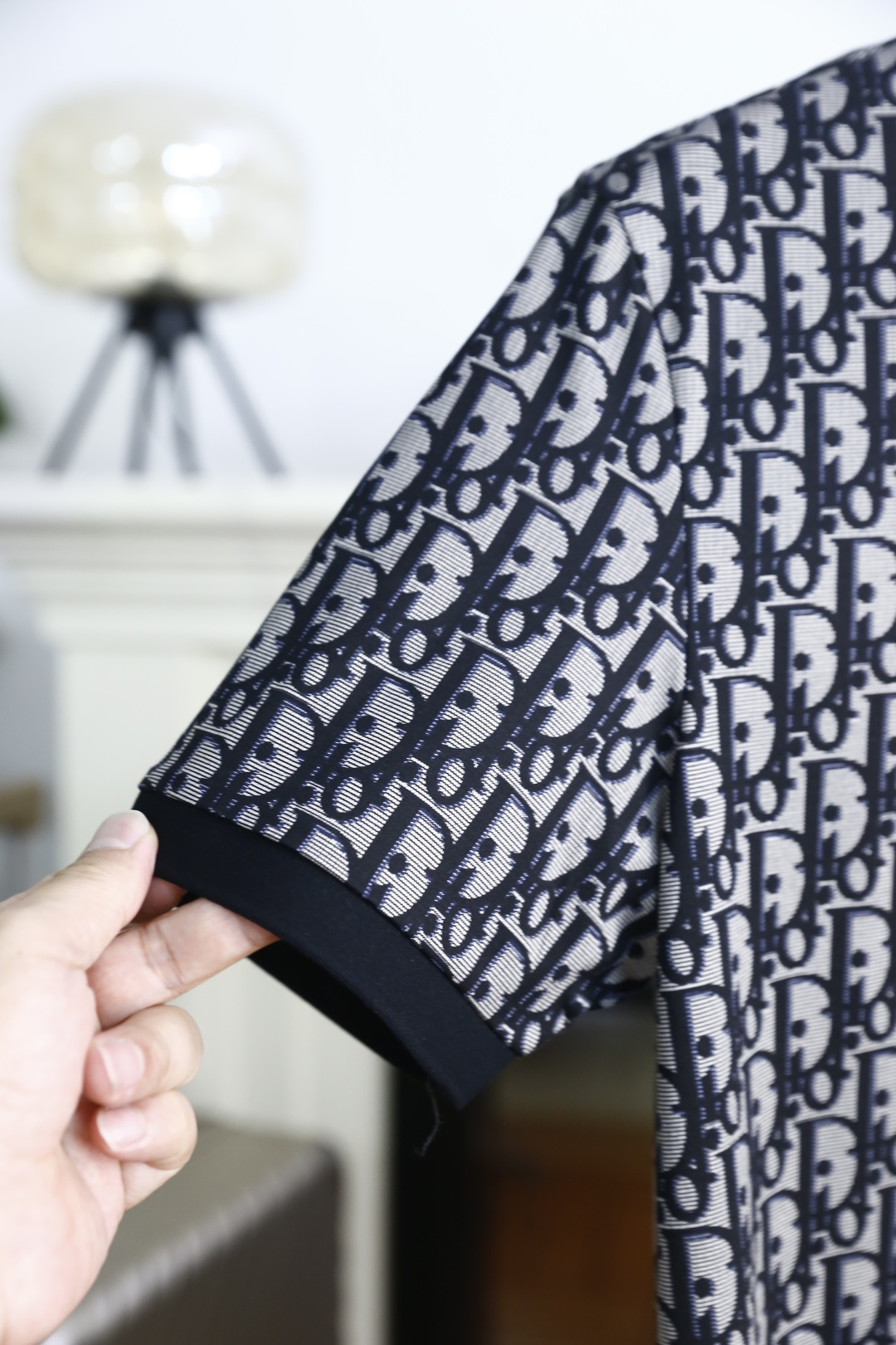 🔥迪奥.26夏季新品！时尚男士百搭Polo衫采用经典翻领设计，搭配同色系门襟纽扣，利落又兼具商务休闲感。