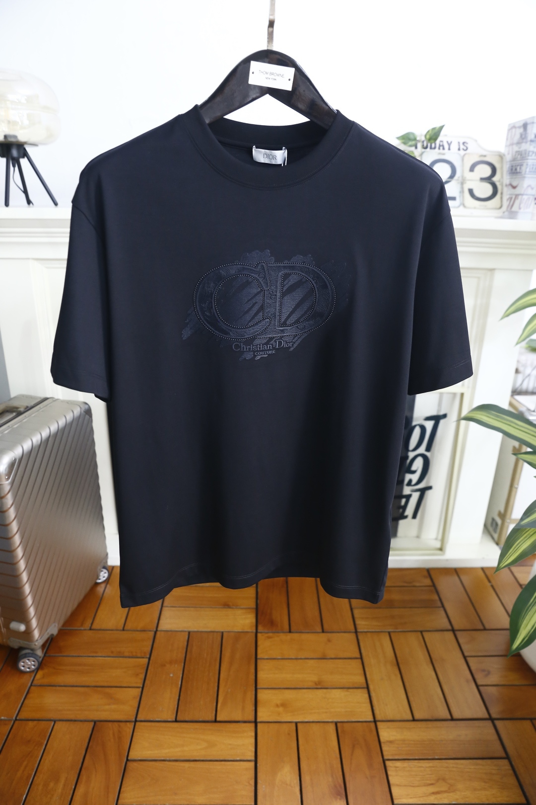 🔥迪奥.26夏季新品🔥时尚男士百搭简约大气的基础款短袖T恤，版型宽松不紧绷，上身利落不拖沓。圆领设计贴合