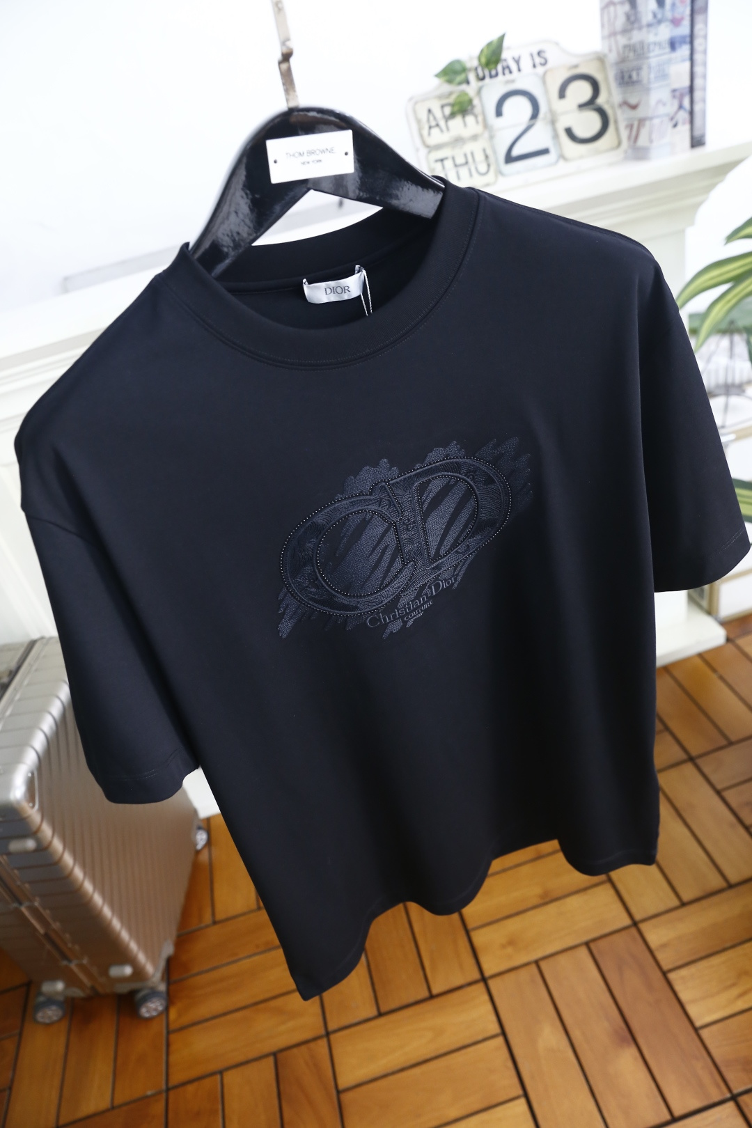 🔥迪奥.26夏季新品🔥时尚男士百搭简约大气的基础款短袖T恤，版型宽松不紧绷，上身利落不拖沓。圆领设计贴合