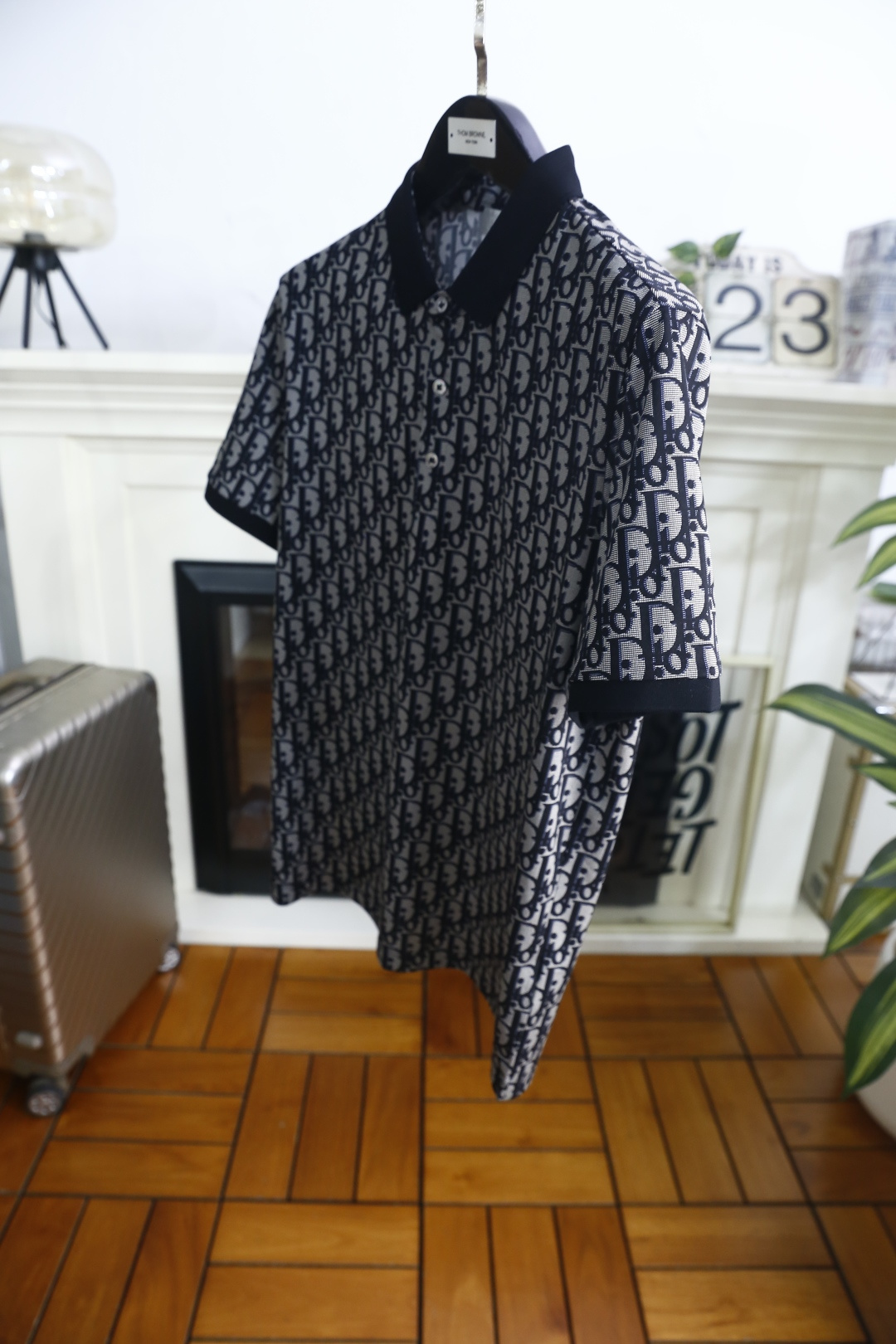 🔥迪奥.26夏季新品！时尚男士百搭Polo衫采用经典翻领设计，搭配同色系门襟纽扣，利落又兼具商务休闲感。