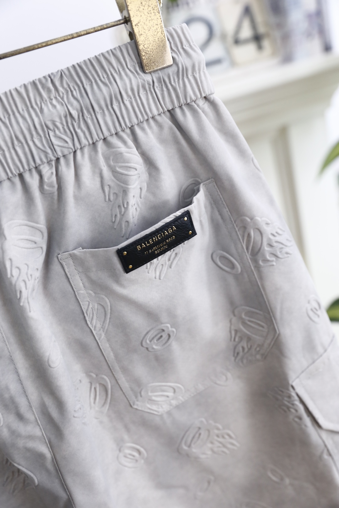 🔥巴黎世家.26夏季新品！时尚男士潮流百搭工装短裤，采用松紧抽绳腰头设计，兼顾舒适与利落感。立体压纹与工