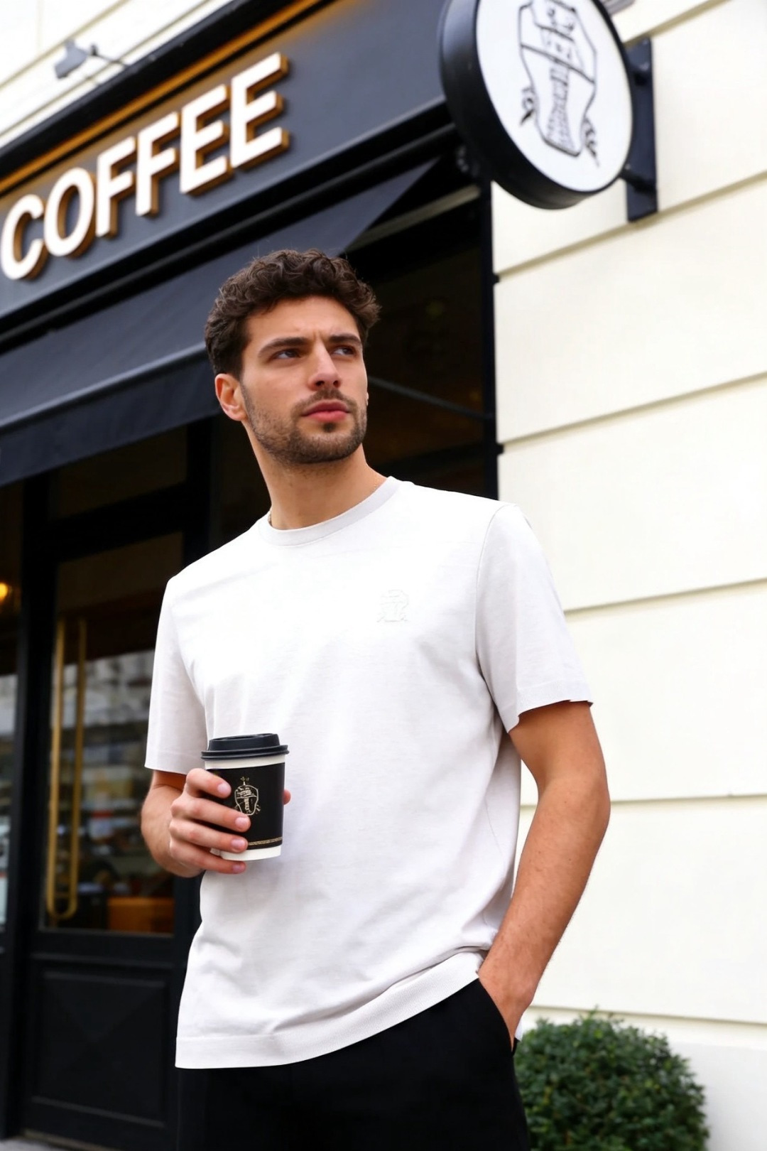 🔥BC.26夏季新品！时尚男士极简风基础T恤，采用利落剪裁打造出松弛而不拖沓的廓形。左胸的精致刺绣标识低