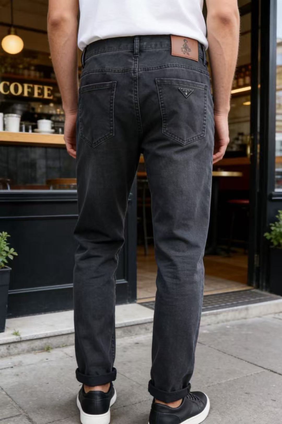🔥普拉达.26夏季新品！时尚男士经典百搭牛仔裤，利落剪裁修饰腿部线条，打造利落修长的视觉效果。后袋的标识