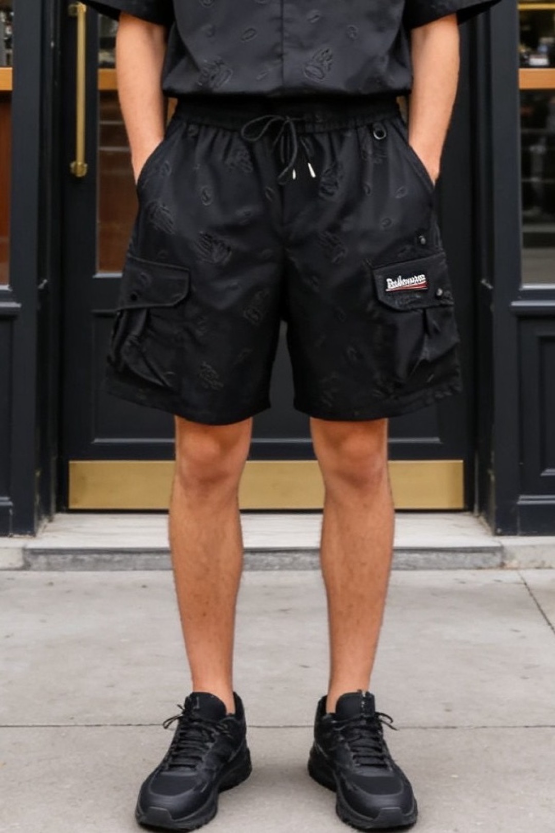 🔥巴黎世家.26夏季新品！时尚男士潮流百搭工装短裤，采用松紧抽绳腰头设计，兼顾舒适与利落感。立体压纹与工