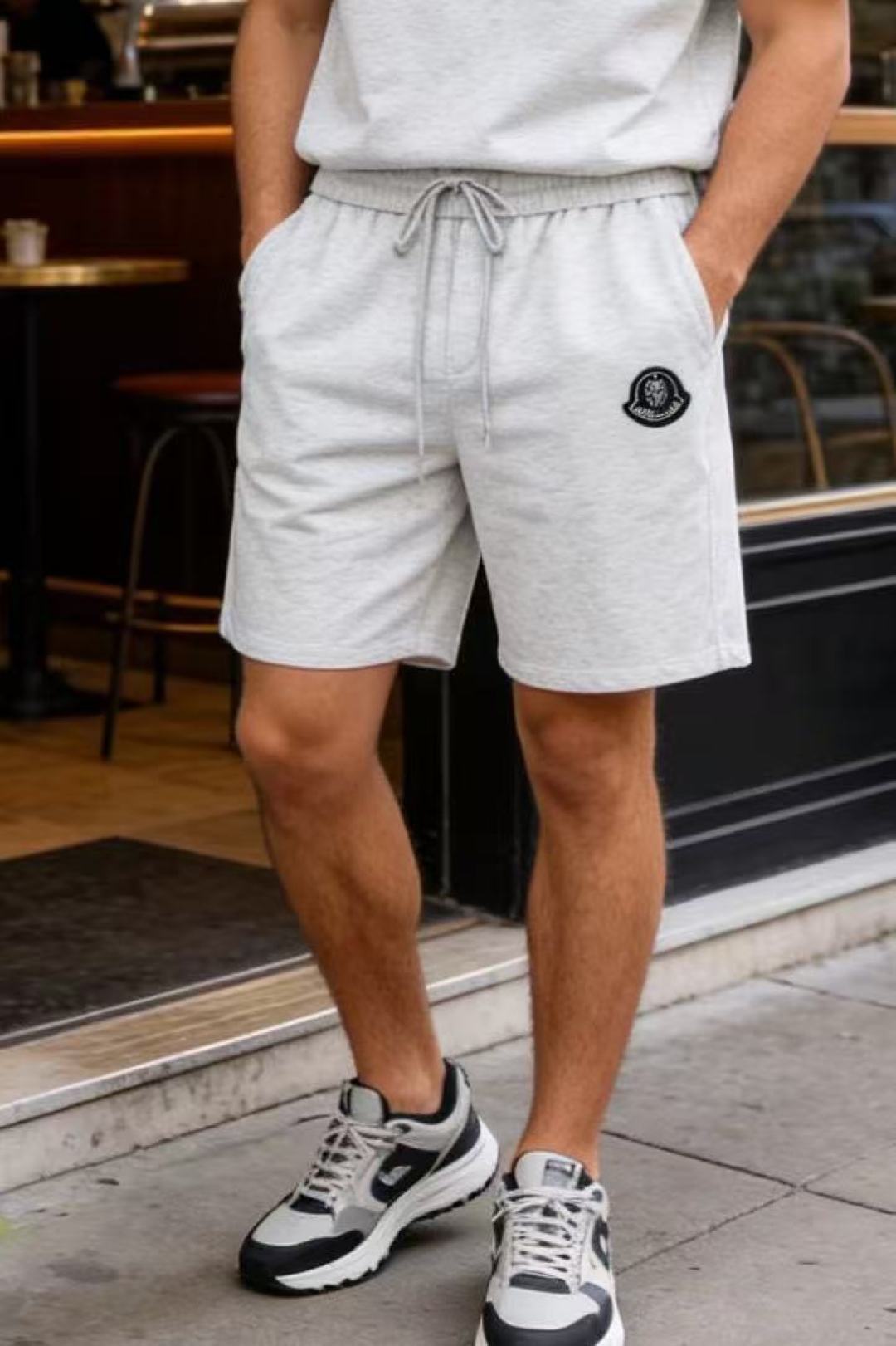 🔥蒙口.26夏季新品！时尚男士简约休闲运动短裤，采用松紧抽绳腰头设计，自在贴合且穿脱便捷。侧边的标识徽章