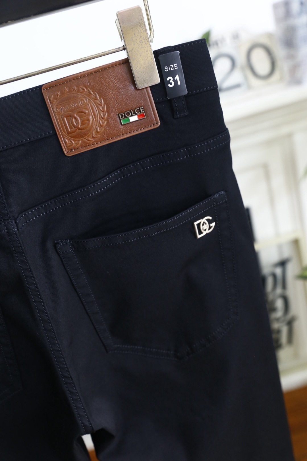 🔥Dolce & Gabbana.26夏季新品🆕男士经典百搭黑色休闲长裤以纯黑利落剪裁塑造干练轮廓，后腰