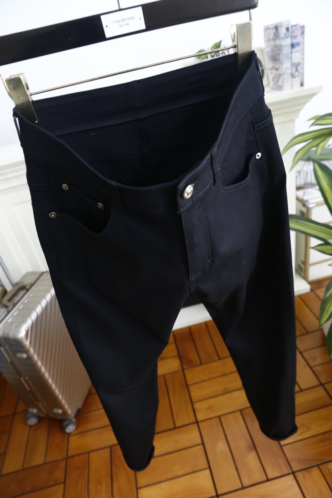 🔥Dolce & Gabbana.26夏季新品🆕男士经典百搭黑色休闲长裤以纯黑利落剪裁塑造干练轮廓，后腰