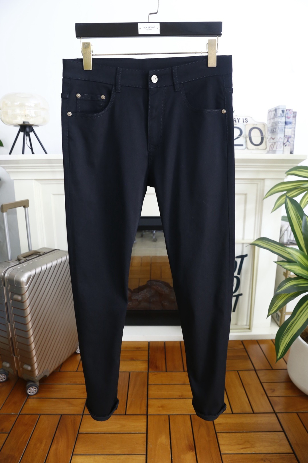 🔥Dolce & Gabbana.26夏季新品🆕男士经典百搭黑色休闲长裤以纯黑利落剪裁塑造干练轮廓，后腰