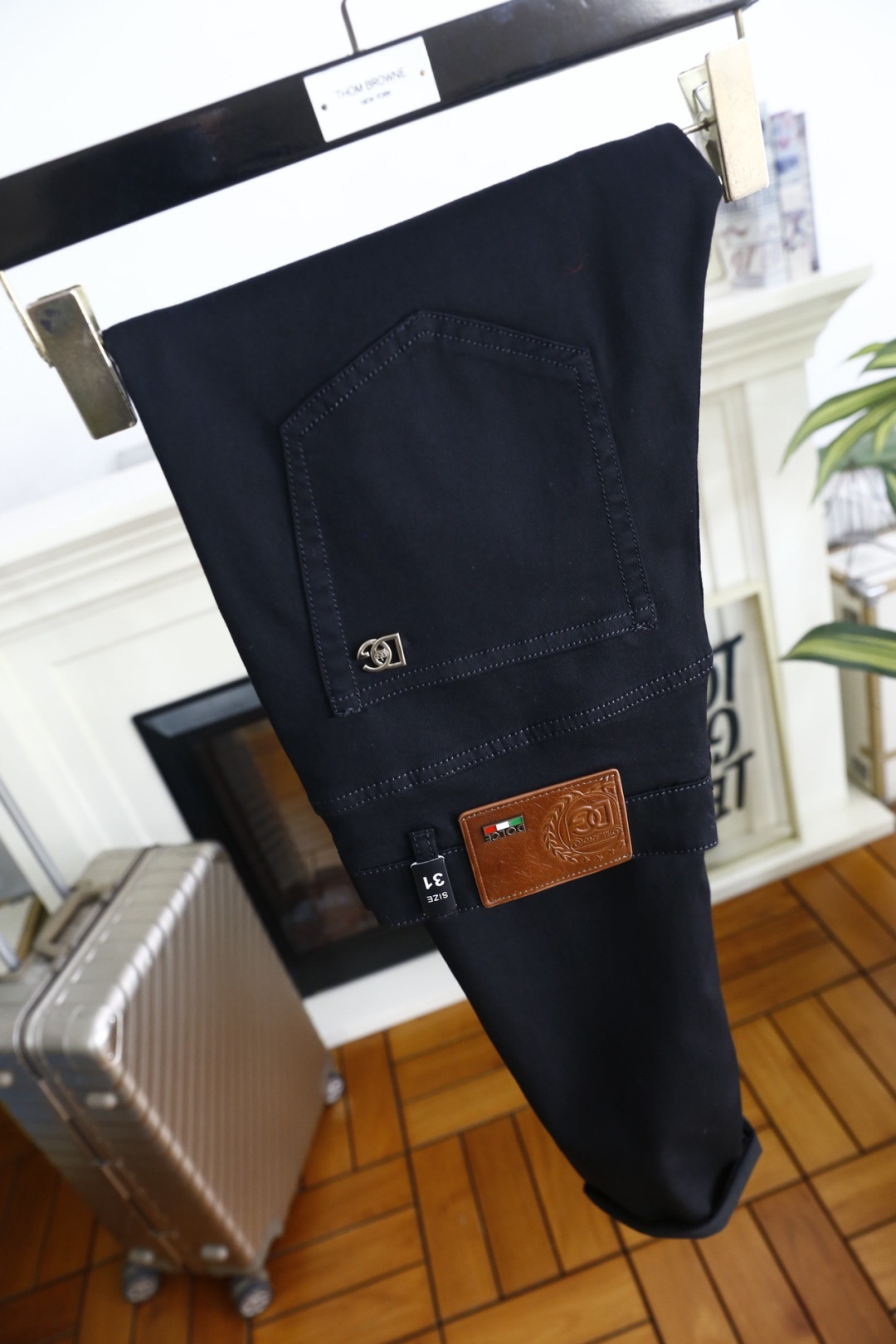 🔥Dolce & Gabbana.26夏季新品🆕男士经典百搭黑色休闲长裤以纯黑利落剪裁塑造干练轮廓，后腰
