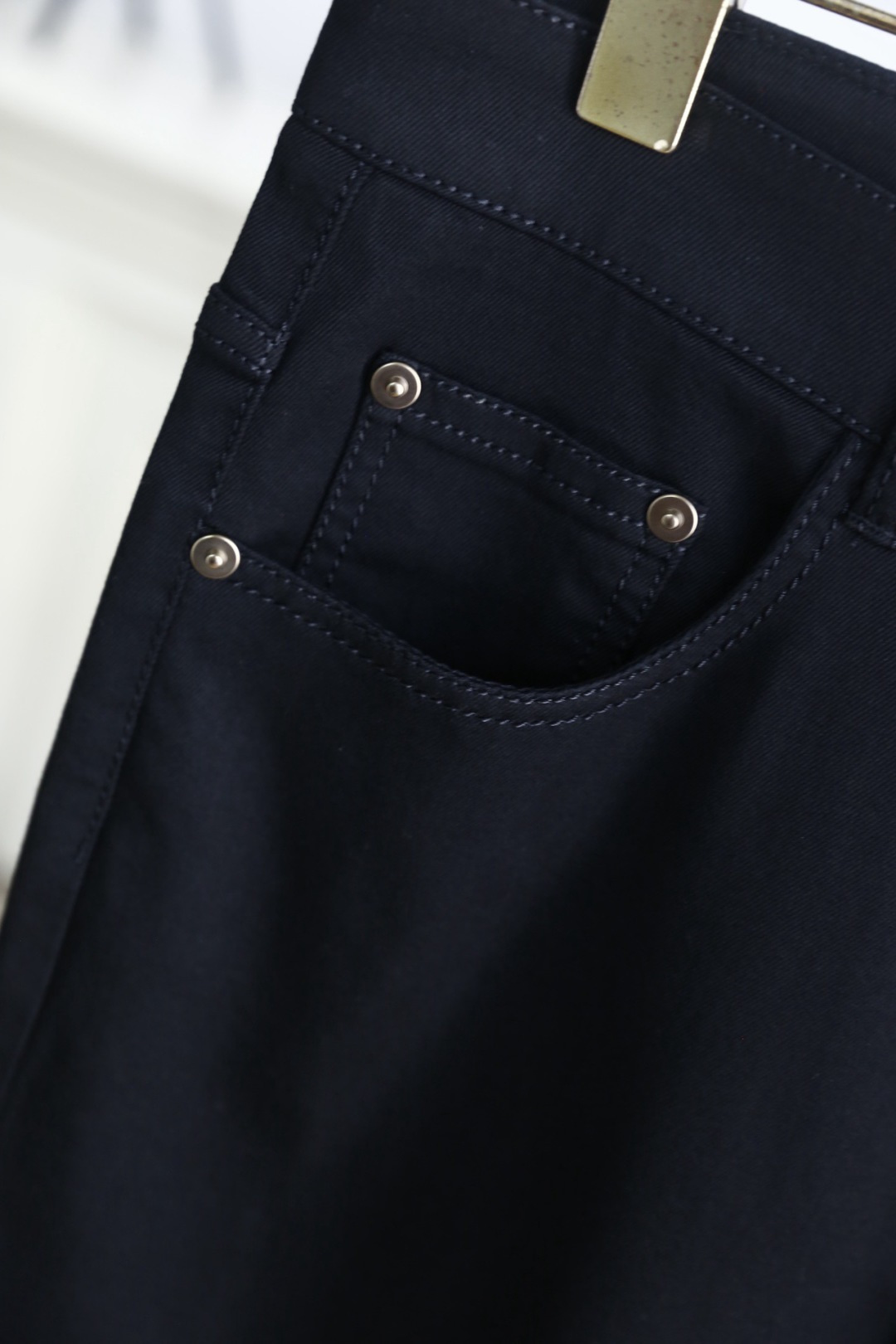 🔥Dolce & Gabbana.26夏季新品🆕男士经典百搭黑色休闲长裤以纯黑利落剪裁塑造干练轮廓，后腰