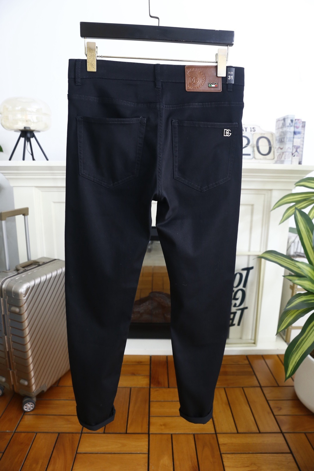 🔥Dolce & Gabbana.26夏季新品🆕男士经典百搭黑色休闲长裤以纯黑利落剪裁塑造干练轮廓，后腰