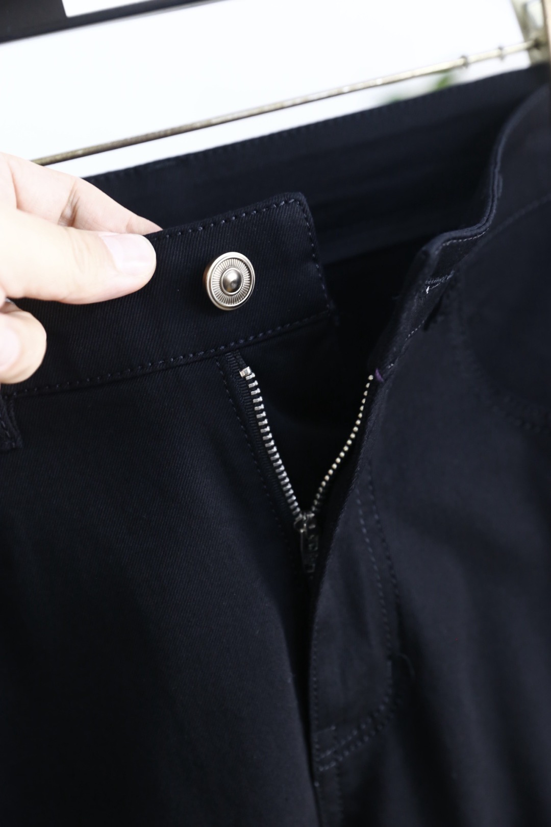 🔥Dolce & Gabbana.26夏季新品🆕男士经典百搭黑色休闲长裤以纯黑利落剪裁塑造干练轮廓，后腰