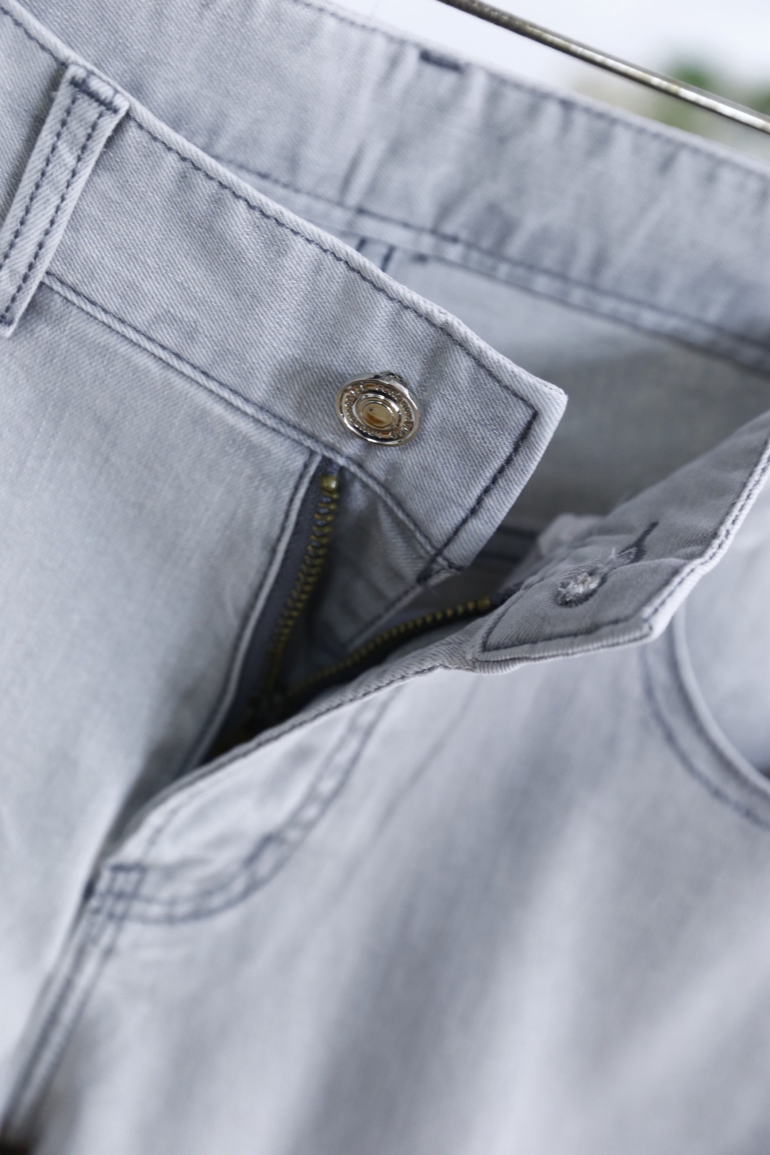 🔥普拉达.26夏季新品🆕时尚男士经典修身牛仔长裤版型，利落剪裁修饰腿部线条，裤脚可翻折设计适配多样穿搭风