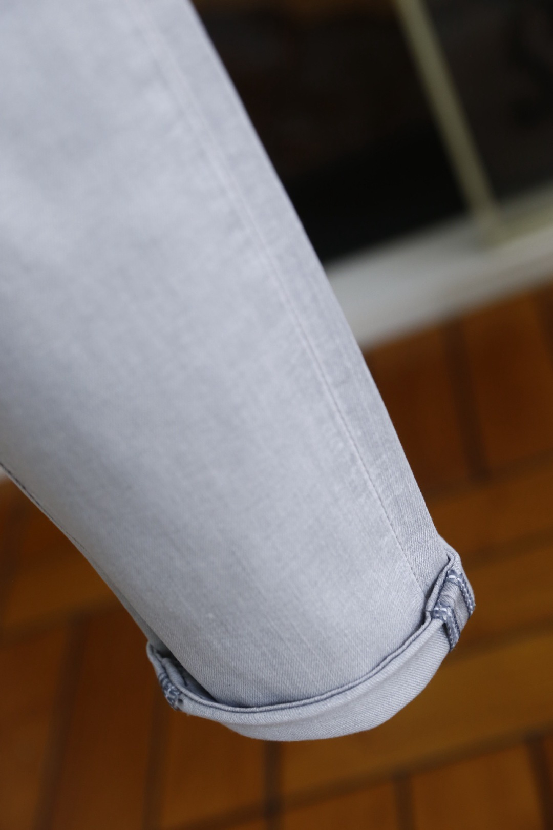 🔥普拉达.26夏季新品🆕时尚男士经典修身牛仔长裤版型，利落剪裁修饰腿部线条，裤脚可翻折设计适配多样穿搭风