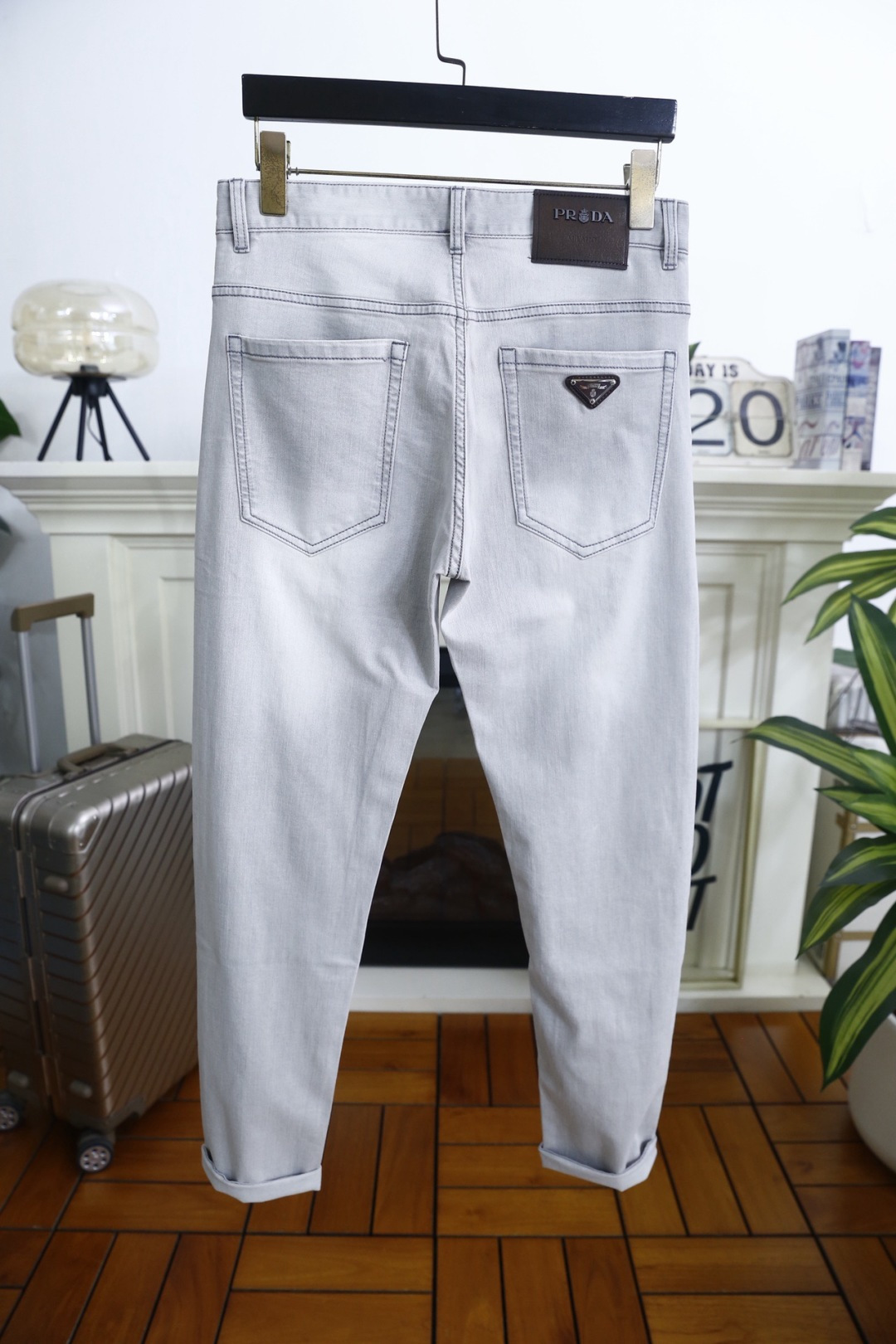 🔥普拉达.26夏季新品🆕时尚男士经典修身牛仔长裤版型，利落剪裁修饰腿部线条，裤脚可翻折设计适配多样穿搭风