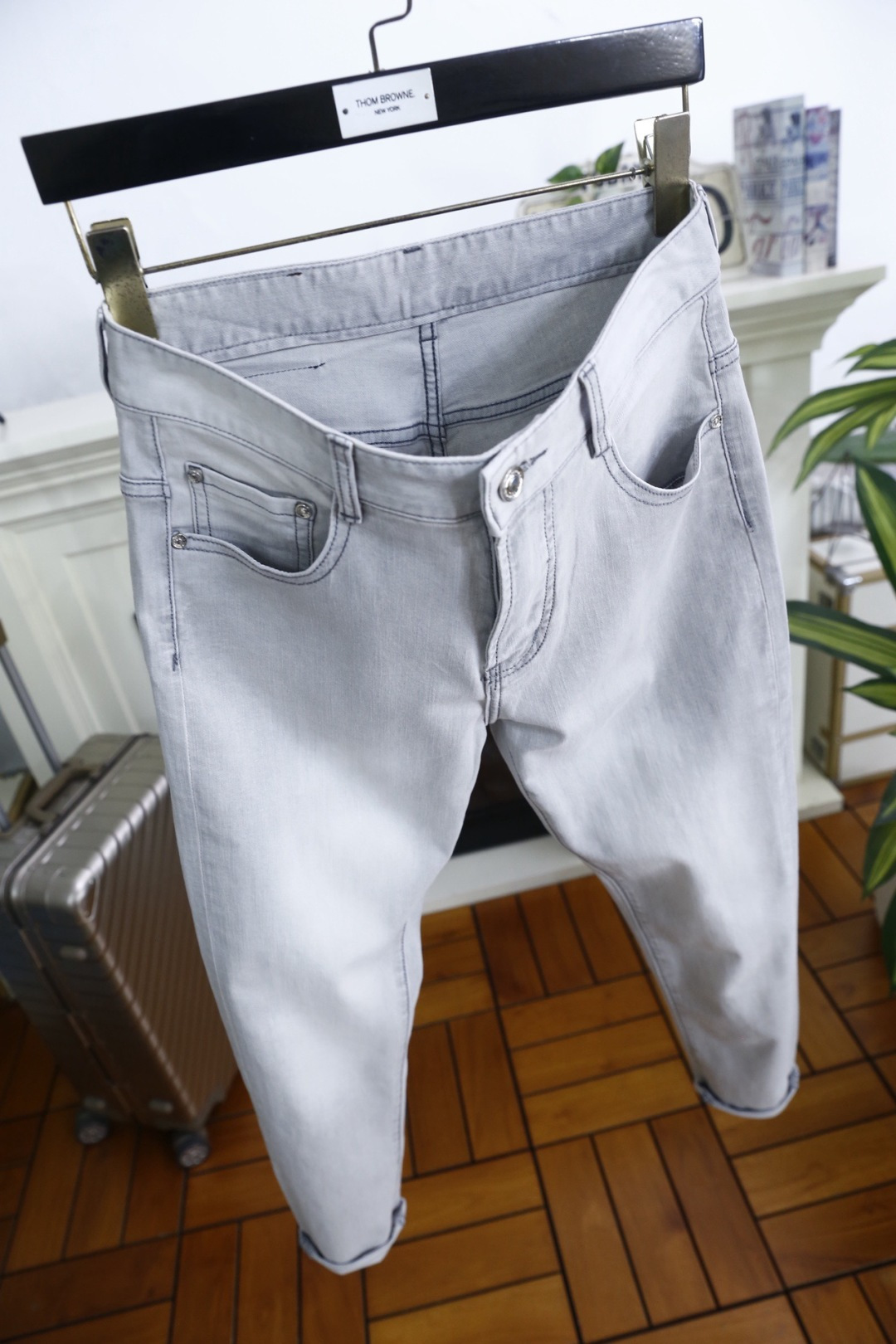 🔥普拉达.26夏季新品🆕时尚男士经典修身牛仔长裤版型，利落剪裁修饰腿部线条，裤脚可翻折设计适配多样穿搭风