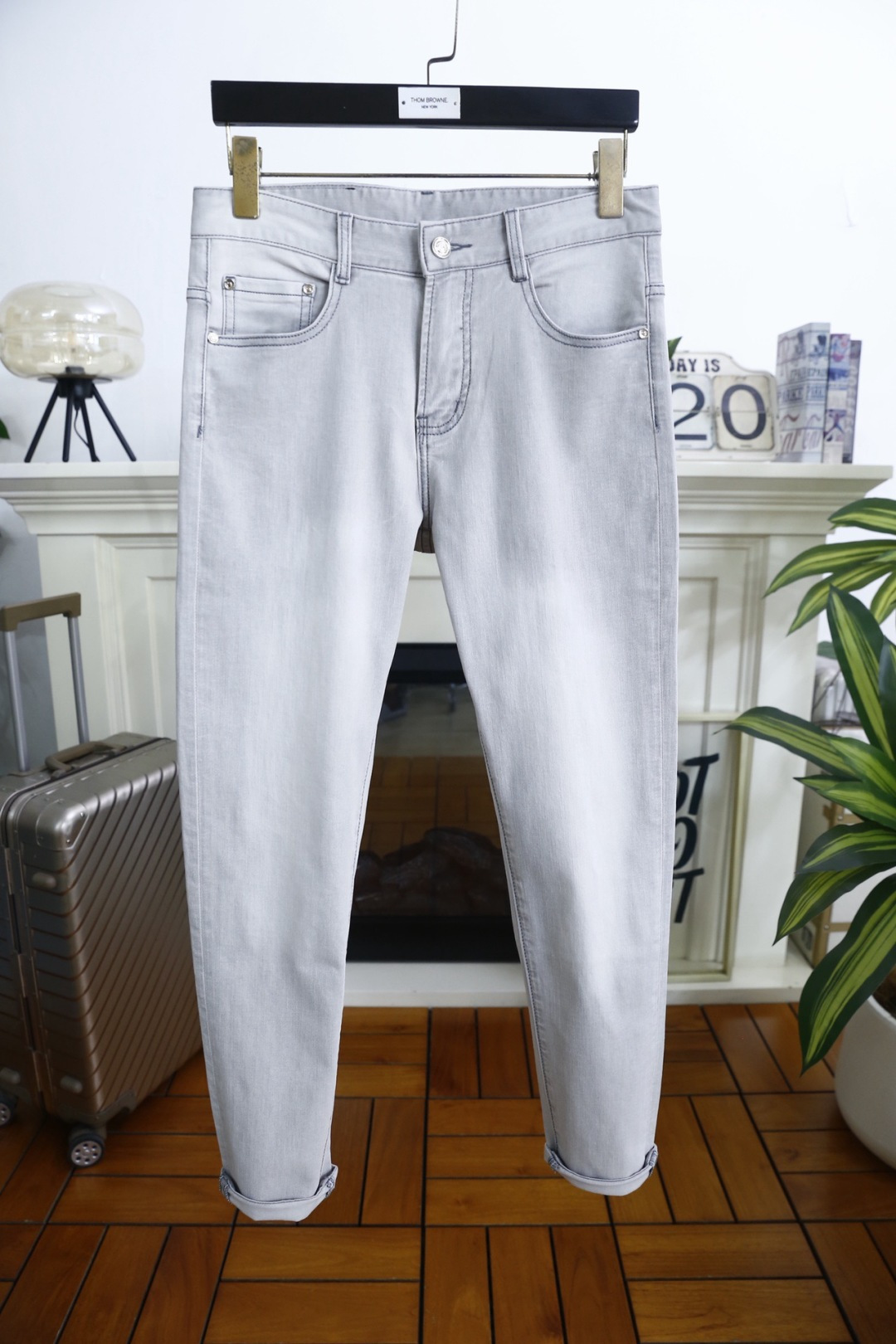 🔥普拉达.26夏季新品🆕时尚男士经典修身牛仔长裤版型，利落剪裁修饰腿部线条，裤脚可翻折设计适配多样穿搭风