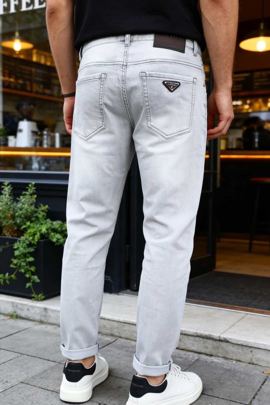 🔥普拉达.26夏季新品🆕时尚男士经典修身牛仔长裤版型，利落剪裁修饰腿部线条，裤脚可翻折设计适配多样穿搭风