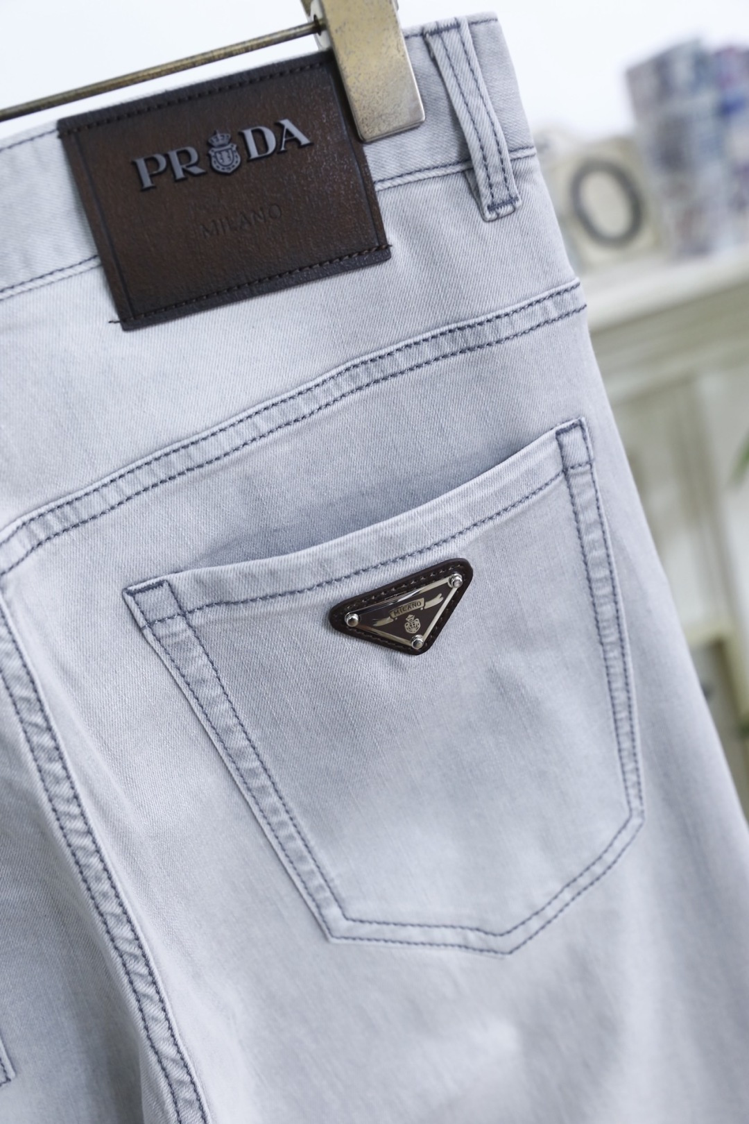 🔥普拉达.26夏季新品🆕时尚男士经典修身牛仔长裤版型，利落剪裁修饰腿部线条，裤脚可翻折设计适配多样穿搭风