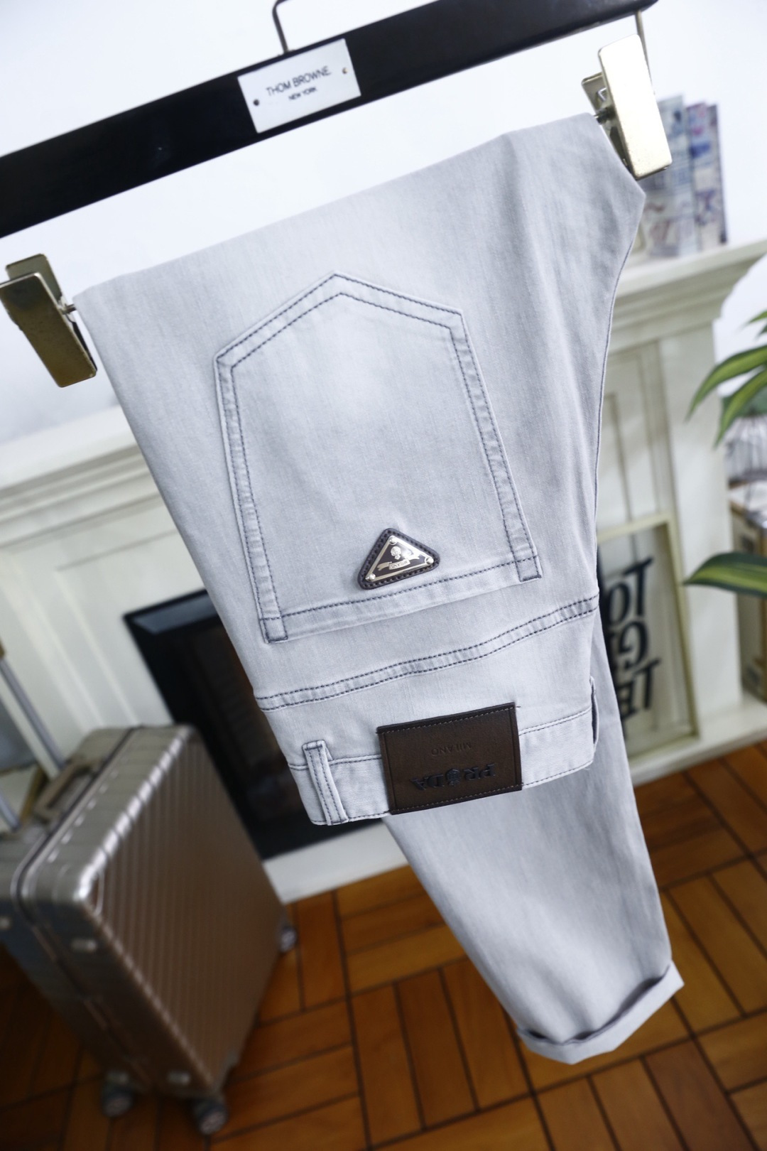 🔥普拉达.26夏季新品🆕时尚男士经典修身牛仔长裤版型，利落剪裁修饰腿部线条，裤脚可翻折设计适配多样穿搭风