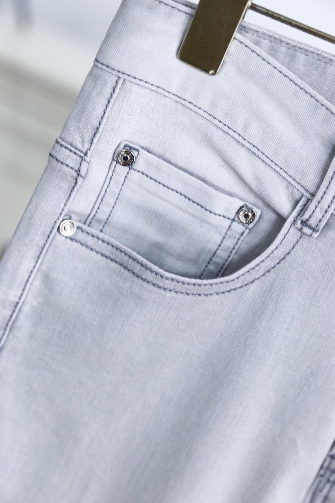 🔥普拉达.26夏季新品🆕时尚男士经典修身牛仔长裤版型，利落剪裁修饰腿部线条，裤脚可翻折设计适配多样穿搭风