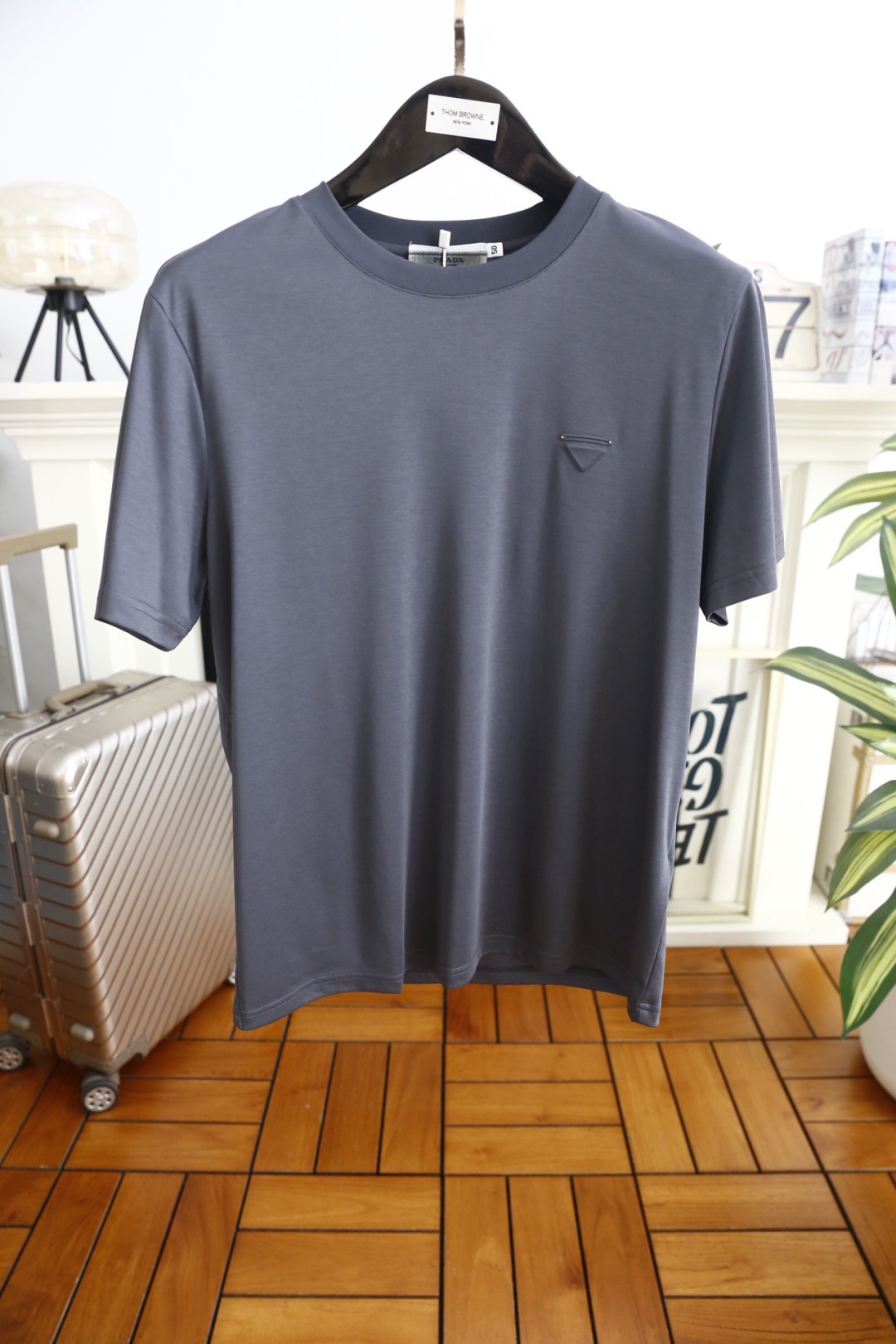 🔥Pr*da/普拉达.2026春夏新品🆕时尚男士百搭短袖以极简利落的剪裁为核心，胸前点缀标志性三角徽标，