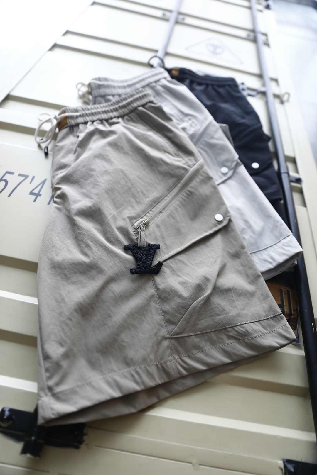 🔥路易威*/LV.26夏季新品，时尚男士百搭短裤👍利落工装廓形自带松弛高级感，抽绳腰头兼顾舒适与贴合度。