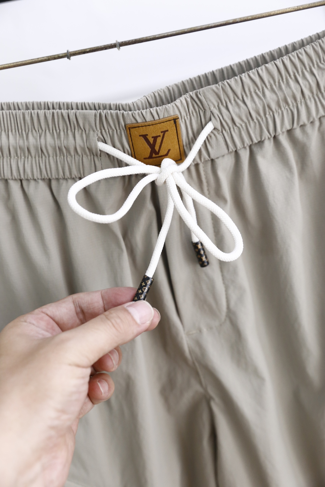 🔥路易威*/LV.26夏季新品，时尚男士百搭短裤👍利落工装廓形自带松弛高级感，抽绳腰头兼顾舒适与贴合度。