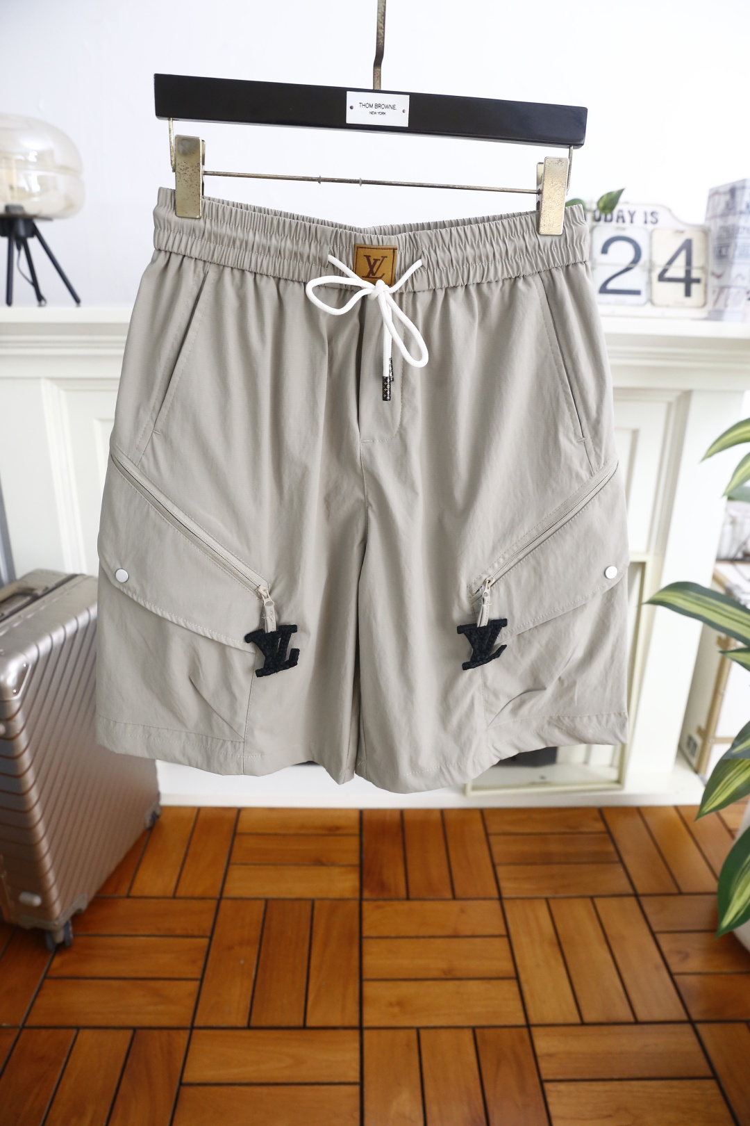 🔥路易威*/LV.26夏季新品，时尚男士百搭短裤👍利落工装廓形自带松弛高级感，抽绳腰头兼顾舒适与贴合度。