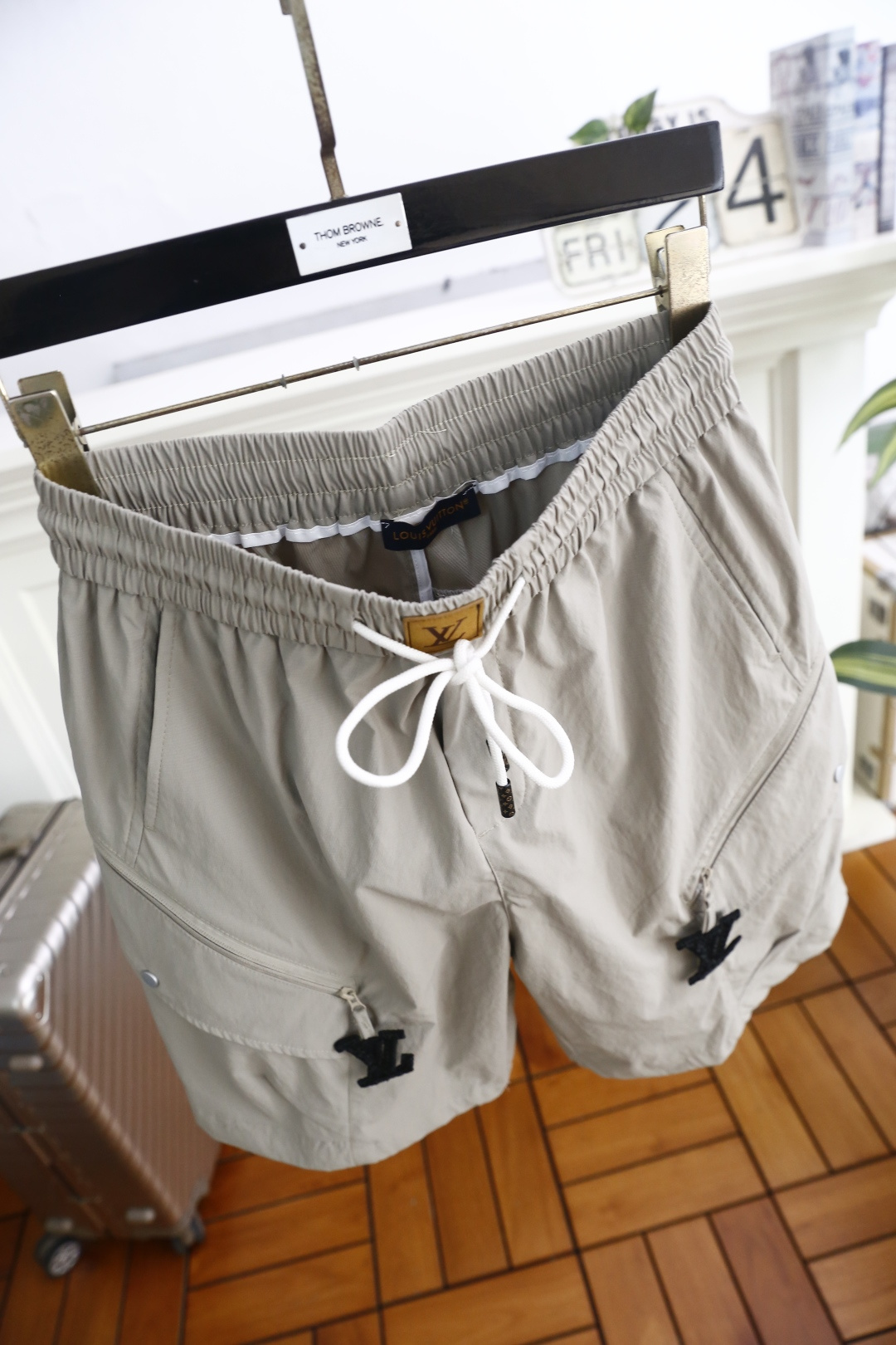 🔥路易威*/LV.26夏季新品，时尚男士百搭短裤👍利落工装廓形自带松弛高级感，抽绳腰头兼顾舒适与贴合度。