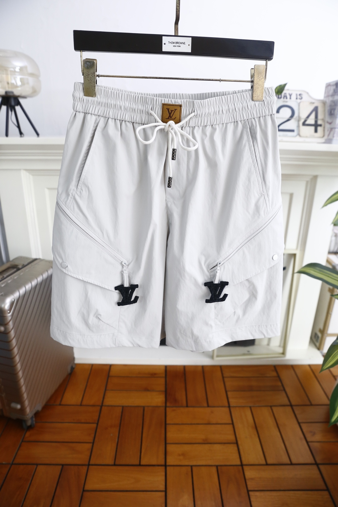 🔥路易威*/LV.26夏季新品，时尚男士百搭短裤👍利落工装廓形自带松弛高级感，抽绳腰头兼顾舒适与贴合度。