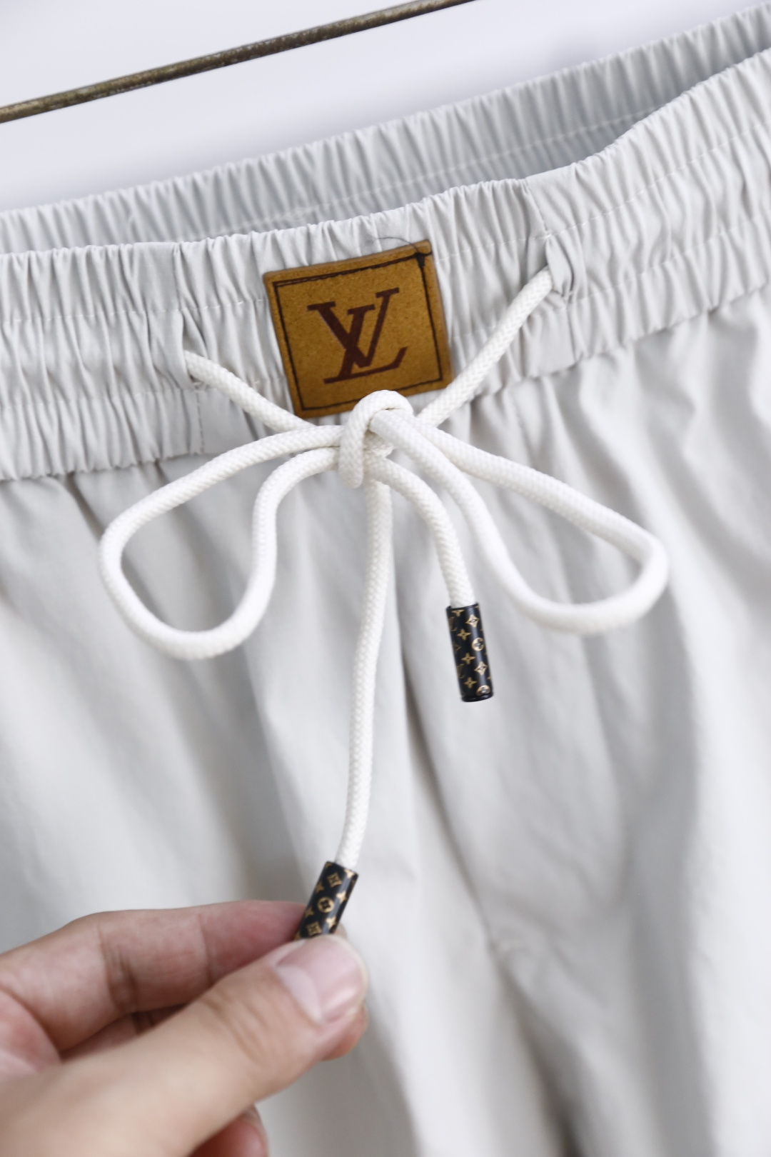 🔥路易威*/LV.26夏季新品，时尚男士百搭短裤👍利落工装廓形自带松弛高级感，抽绳腰头兼顾舒适与贴合度。