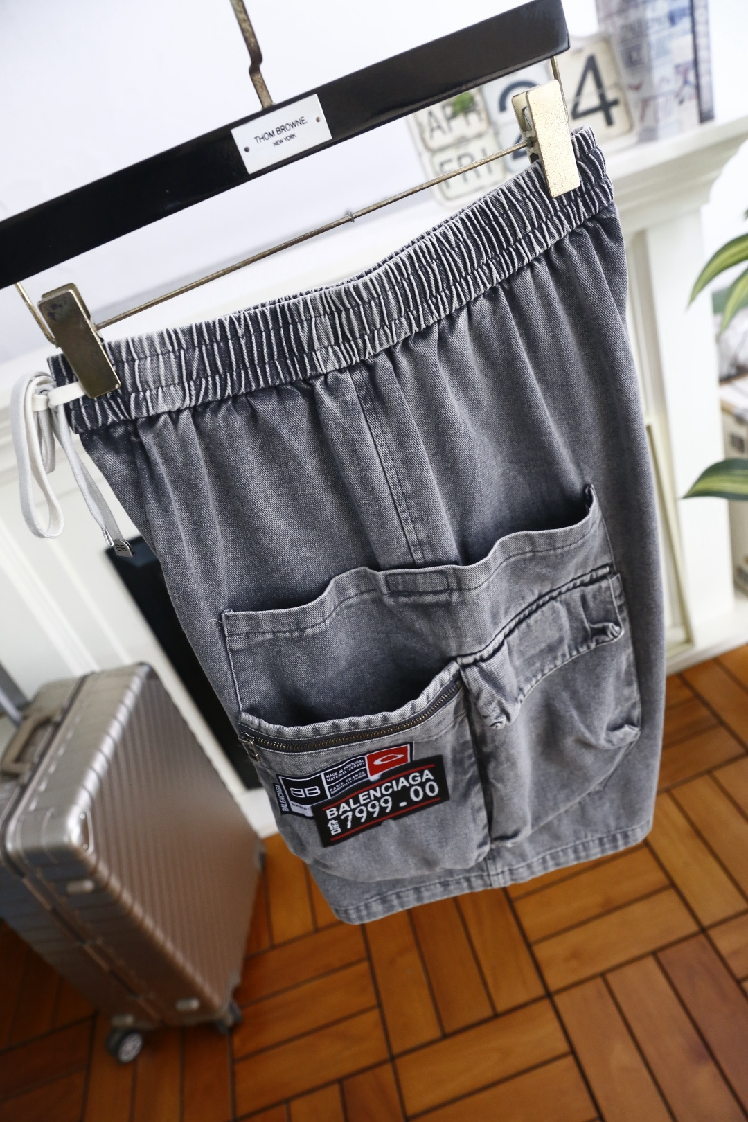 🔥巴黎世家.26夏季新品，时尚男士潮流百搭短裤👍潮酷工装廓形自带随性气场，抽绳腰头兼顾舒适与贴合度。立体