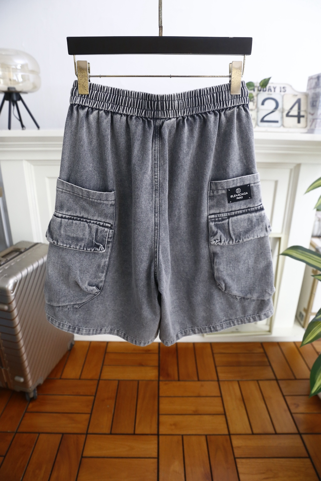 🔥巴黎世家.26夏季新品，时尚男士潮流百搭短裤👍潮酷工装廓形自带随性气场，抽绳腰头兼顾舒适与贴合度。立体