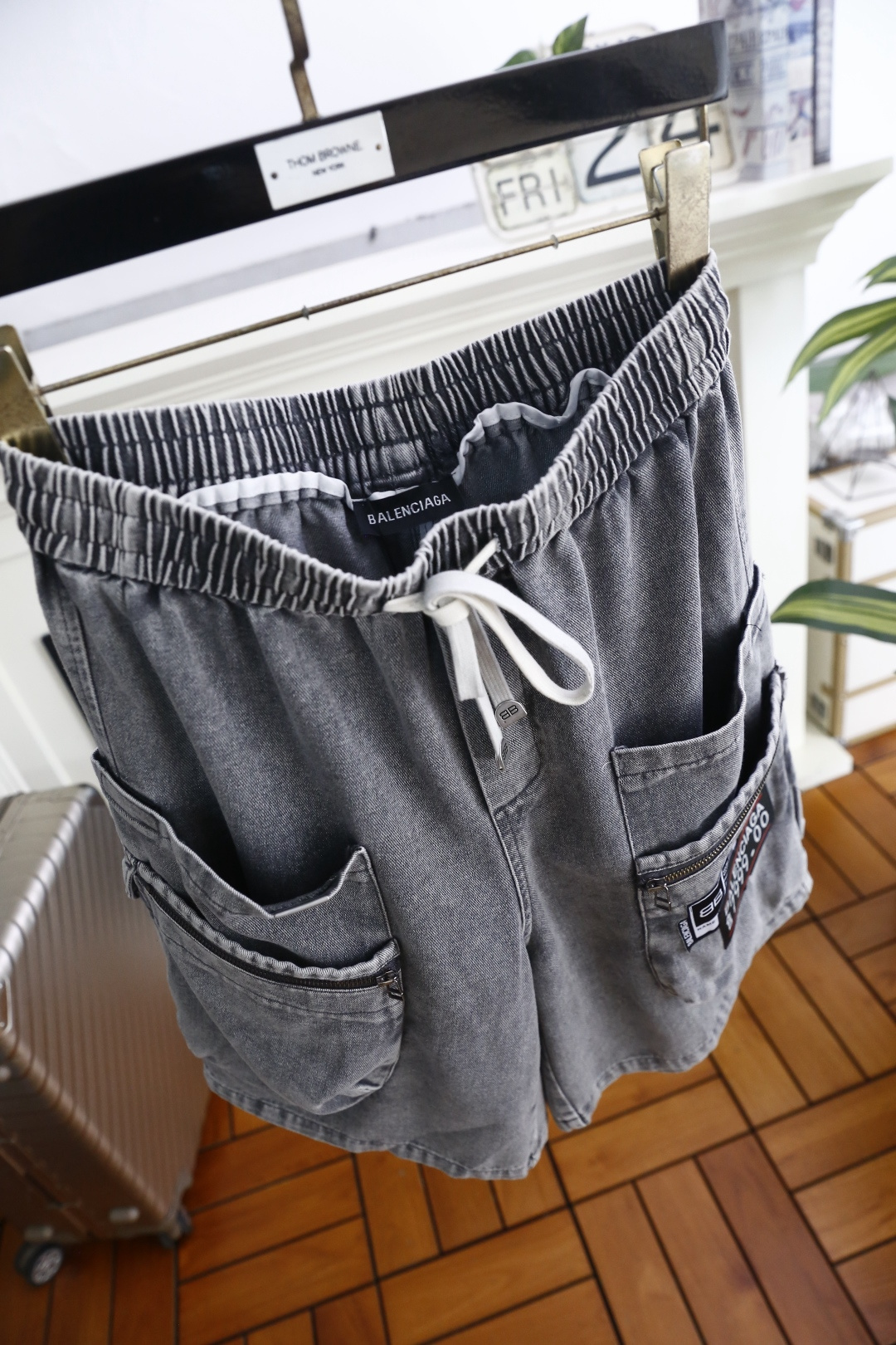 🔥巴黎世家.26夏季新品，时尚男士潮流百搭短裤👍潮酷工装廓形自带随性气场，抽绳腰头兼顾舒适与贴合度。立体