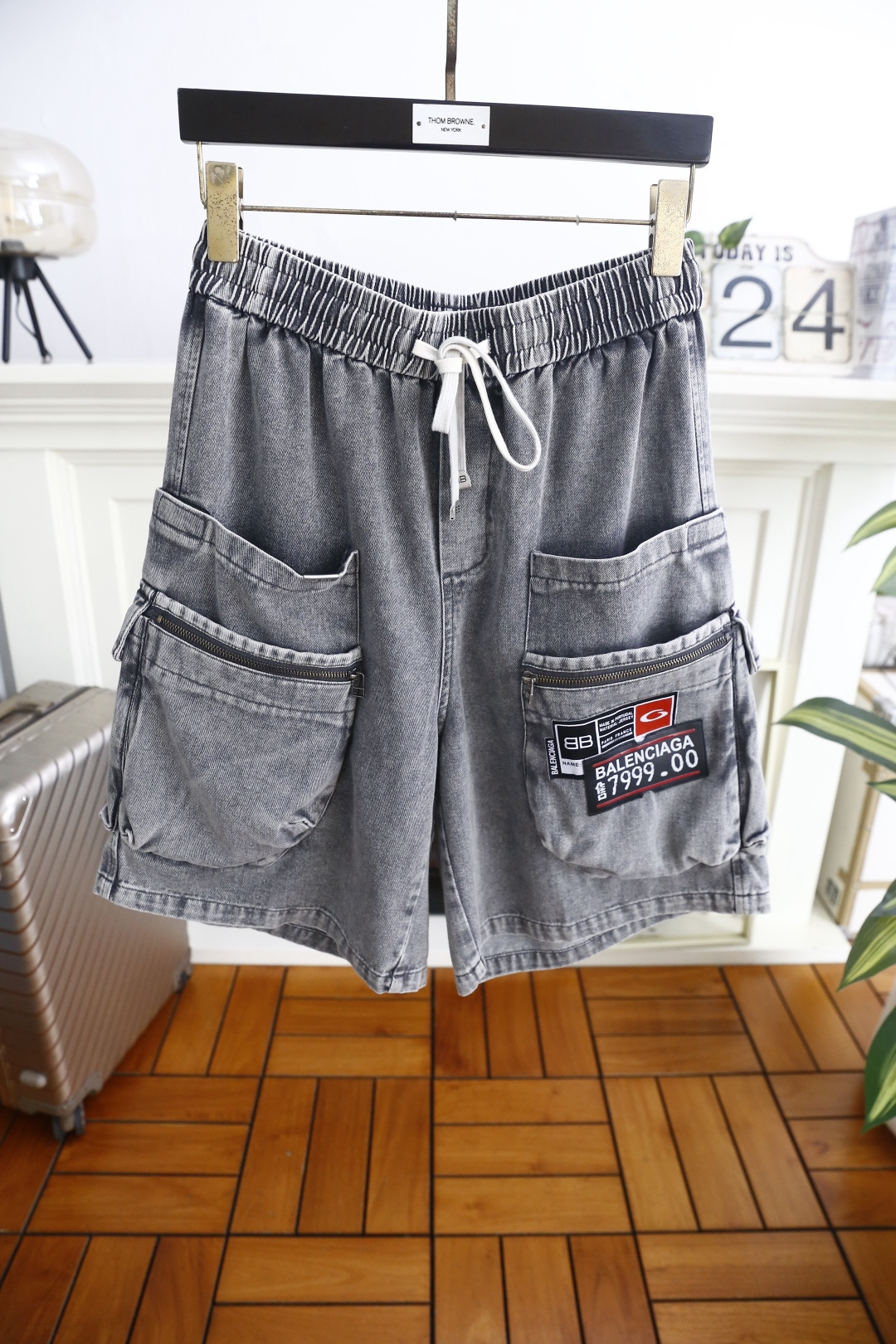 🔥巴黎世家.26夏季新品，时尚男士潮流百搭短裤👍潮酷工装廓形自带随性气场，抽绳腰头兼顾舒适与贴合度。立体