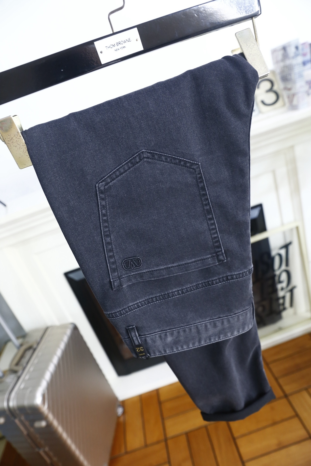 🔥华伦天奴.26夏季新品，时尚男士百搭牛仔裤👖利落剪裁打造挺括修身版型，自带垂坠质感。后腰标识低调彰显品