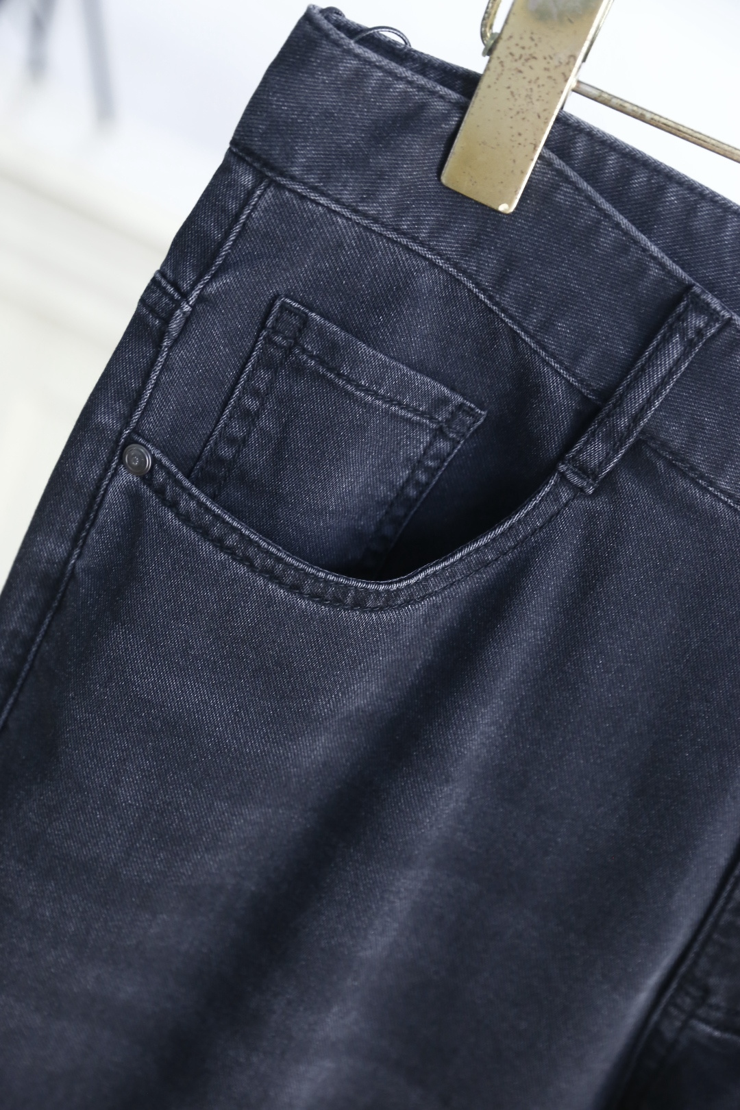 🔥华伦天奴.26夏季新品，时尚男士百搭牛仔裤👖利落剪裁打造挺括修身版型，自带垂坠质感。后腰标识低调彰显品